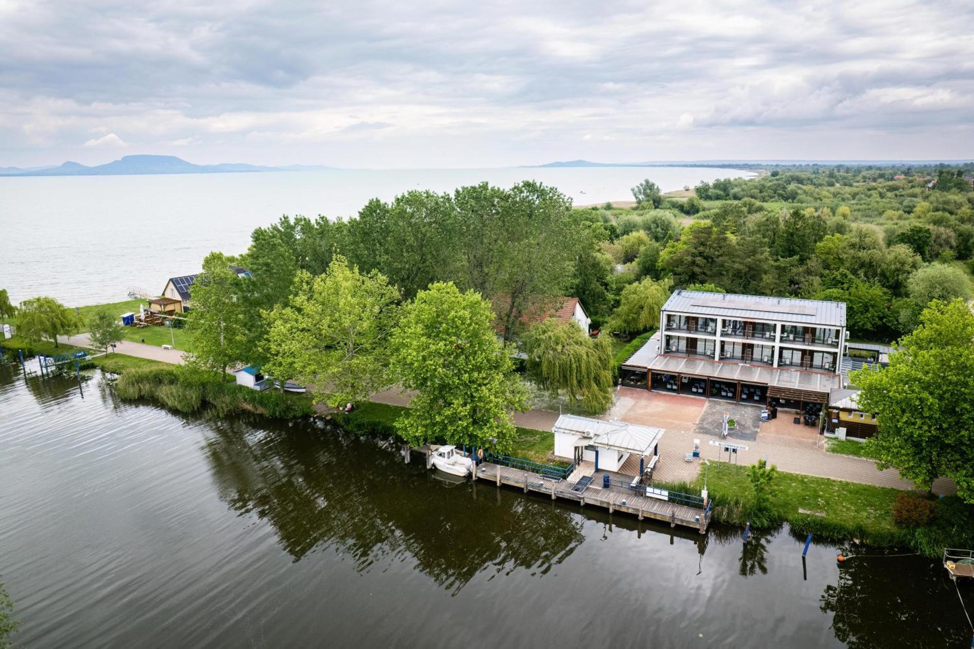Port Etterem&Panzio Bed & Breakfast Balatonmariafurdo Bagian luar foto