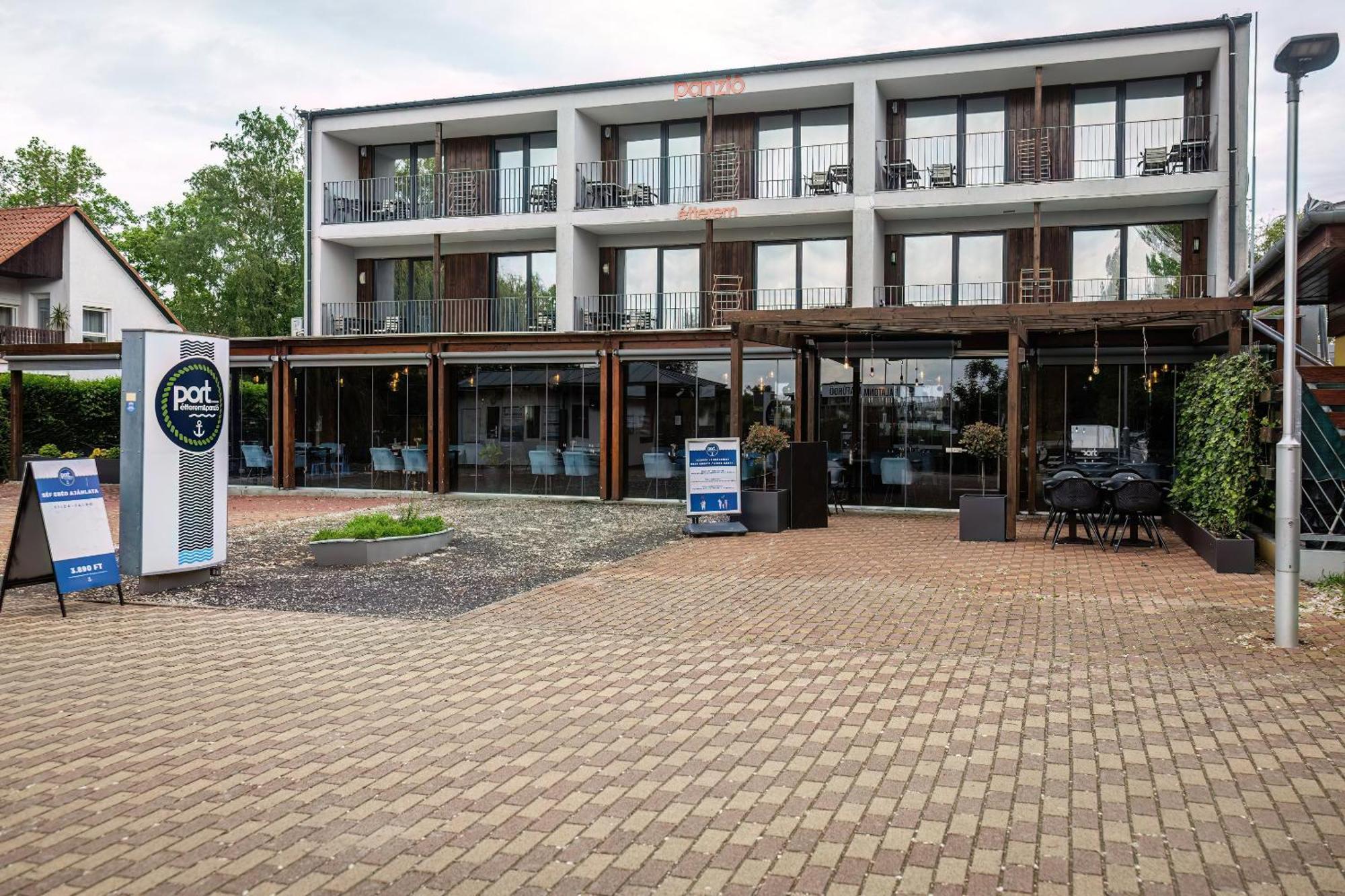 Port Etterem&Panzio Bed & Breakfast Balatonmariafurdo Bagian luar foto